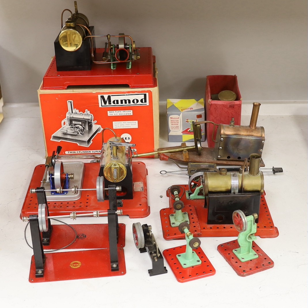 A boxed Mamod twin cylinder stationary engine, and a group of other similar stationary engines and accessories